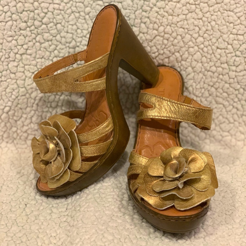 Born Gold Platform Heel Sandal with Flower detail.  Size 7M.